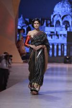 Model walk the ramp for Manish Malhotra_s show at CPAA Fevicol SHOW on 20th March 2016 (233)_56f00448bc5c1.JPG
