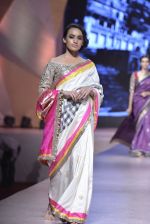 Model walk the ramp for Manish Malhotra_s show at CPAA Fevicol SHOW on 20th March 2016 (315)_56f005a54e0b7.JPG