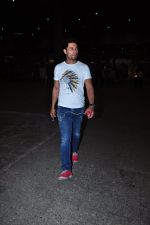 Randeep Hooda snapped at airport on 19th March 2016 (23)_56ef99fdc784f.JPG