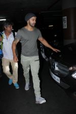 Varun Dhawan snapped at airport on 19th March 2016 (115)_56ef9a40772d0.JPG
