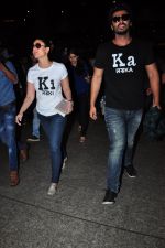 Kareena Kapoor and Arjun Kapoor return from Ahmedabad on 21st March 2016 (11)_56f0f276e9b42.JPG