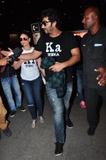 Kareena Kapoor and Arjun Kapoor return from Ahmedabad on 21st March 2016 (4)_56f0f27461522.JPG