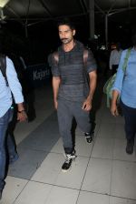 Shahid Kapoor snapped at airport on 21st March 2016 (50)_56f0f10de7f60.JPG