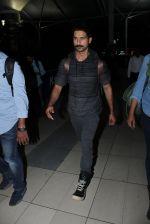 Shahid Kapoor snapped at airport on 21st March 2016 (51)_56f0f10ee48b8.JPG