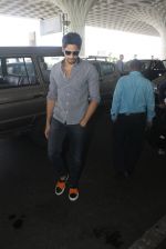 Sidharth Malhotra snapped at airport on 21st March 2016 (16)_56f0f1189b84a.JPG