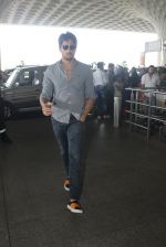 Sidharth Malhotra snapped at airport on 21st March 2016 (17)_56f0f1196caf7.JPG