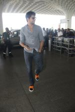Sidharth Malhotra snapped at airport on 21st March 2016 (19)_56f0f11b9796e.JPG