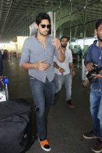 Sidharth Malhotra snapped at airport on 21st March 2016 (26)_56f0f129c1527.JPG