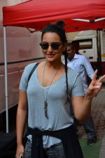 sonakshi Sinha snapped in Mumbai on 25th March 2016 (12)_56f68a3335ca5.JPG