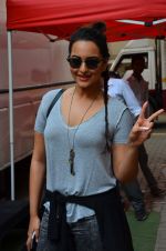 sonakshi Sinha snapped in Mumbai on 25th March 2016 (14)_56f68a386793f.JPG