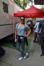sonakshi Sinha snapped in Mumbai on 25th March 2016 (5)_56f68a2386e96.JPG