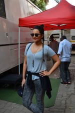 sonakshi Sinha snapped in Mumbai on 25th March 2016 (9)_56f68a2daed78.JPG