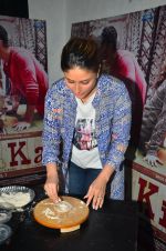 Kareena Kapoor makes roti at the promotion of Ki and Ka on 26th March 2016 (15)_56f7cf0bba326.JPG