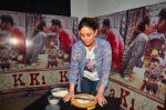 Kareena Kapoor makes roti at the promotion of Ki and Ka on 26th March 2016 (7)_56f7cefdd6219.JPG