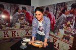 Kareena Kapoor makes roti at the promotion of Ki and Ka on 26th March 2016 (8)_56f7ceff40ecc.JPG