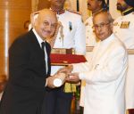 Anupam Kher recieving Padam Shri award from President Pranab Mukherjee on 28th March 2016 (12)_56fa73251b1b3.jpg