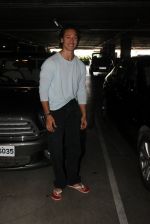 Tiger Shroff snapped at airport on 28th March 2016 (12)_56fa6e1892004.JPG