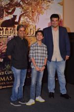 Vishal Bharadwaj, Siddharth Roy Kapoor with Neel Sethi aka Mowgli at Jungle Book press meet on 28th March 2016 (9)_56fa740f19be9.JPG