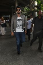 Arjun Kapoor snapped at airport on 29th March 2016 (46)_56fbaea819d5d.JPG