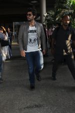 Arjun Kapoor snapped at airport on 29th March 2016 (47)_56fbaea953bc0.JPG