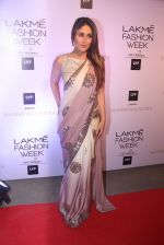 Kareena Kapoor at Manish malhotra lakme red carpet on 29th March 2016 (167)_56fbc04911473.JPG