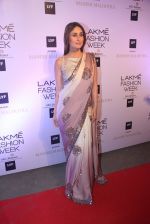 Kareena Kapoor at Manish malhotra lakme red carpet on 29th March 2016 (169)_56fbc04fe2e2b.JPG