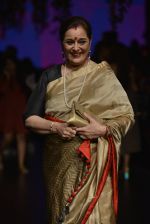 Poonam Sinha at Anita Dongre Show at LIFW 2016 Day 3 on 1st April 2016 (328)_56ffb5036c39a.JPG