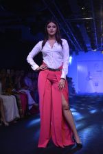 Anushka Ranjan at the Karan Malhotra Show at Lakme Fashion Week on 3rd April 2016  (122)_570247ab70da0.JPG