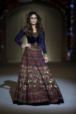Kareena Kapoor at the grand finale for Rohit Bal Show at Lakme Fashion Week on 3rd April 2016 (199)_57024e0e0de7f.JPG