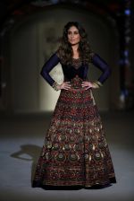 Kareena Kapoor at the grand finale for Rohit Bal Show at Lakme Fashion Week on 3rd April 2016 (204)_57024e1943d17.JPG