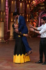 King Khan has several laughter-induced _Fan_ moments on Comedy Nights  Bachao (4)_57025a95788d2.JPG