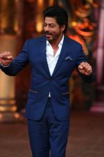 King Khan has several laughter-induced _Fan_ moments on Comedy Nights  Bachao (5)_57025a9843c22.JPG