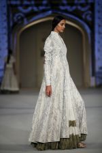 Model at the grand finale for Rohit Bal Show at Lakme Fashion Week on 3rd April 2016 (208)_57024b0269108.JPG