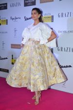 Sonam Kapoor at Grazia Young Fashion Awards 2016 Red Carpet on 7th April 2016 (178)_5708e5ac9f77b.JPG