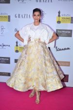 Sonam Kapoor at Grazia Young Fashion Awards 2016 Red Carpet on 7th April 2016 (180)_5708e5af6adcd.JPG