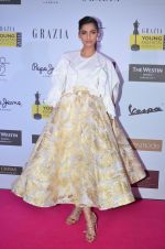 Sonam Kapoor at Grazia Young Fashion Awards 2016 Red Carpet on 7th April 2016 (190)_5708e5bc120ce.JPG