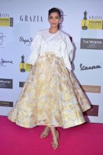 Sonam Kapoor at Grazia Young Fashion Awards 2016 Red Carpet on 7th April 2016 (191)_5708e5bdddf0a.JPG