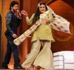 Shahrukh Khan Shoots with Kapil Sharma for The Kapil Sharma Show on 11th April 2016 (1)_570cc4a1bd9db.jpg