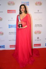 Sonam Kapoor at Hello Hall of Fame Awards 2016 on 11th April 2016 (216)_570cd9be57715.JPG