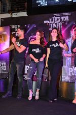 Shahid Kapoor, Kareena Kapoor, Alia Bhatt at Udta Punjab trailer launch on 16th April 2016 (219)_5713acb990760.JPG