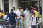 Aamir khan visits lilavati hospital for dilip kumar on 20th April 2016 (3)_57184a49822d8.JPG