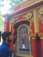 Akshay Oberoi visited the famous Ghanteshwar Hanuman Temple in Mumbai to seek blessings for his film Laal Rang on 22nd April 2016 (3)_5726fa7092737.jpg