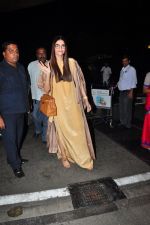 Sonam Kapoor snapped at airport on 7th May 2016 (16)_572f3a4d64388.JPG
