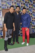 Akshay Kumar, Riteish Deshmukh, Abhishek Bachchan at Housefull 3 on the sets of The Kapil Sharma show on 9th May 2016 (99)_57320f2fd8281.JPG