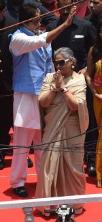 Amitabh Bachchan and Jaya Bachchan in Kolkatta for Kalyan jewellers on 9th May 2016 (20)_57320ce408683.jpg