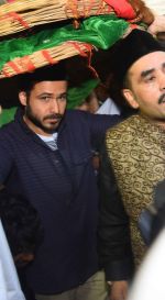 emraan hashmi at nizamuddin dargah on 9th May 2016 (10)_5732116f85534.jpg