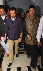 emraan hashmi at nizamuddin dargah on 9th May 2016 (7)_5732116c342cc.jpg