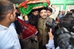 emraan hashmi at nizamuddin dargah on 9th May 2016 (9)_5732116eb56b6.jpg