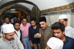 emraan hashmi, Mohammad Azharuddin at nizamuddin dargah on 9th May 2016 (4)_57321173938d9.jpg