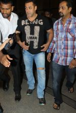 Salman Khan snapped at airport on 11th May 2016 on 11th May 2016 (21)_573428f8de708.JPG